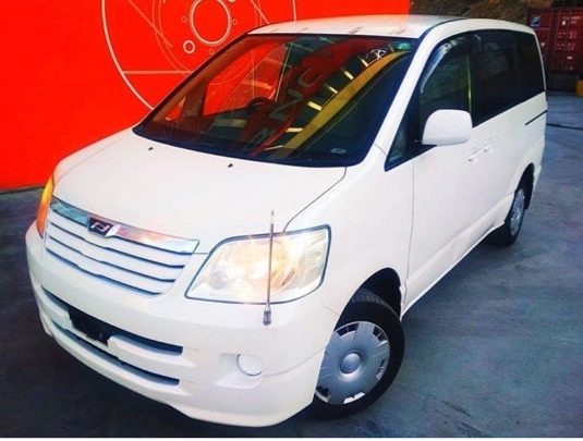 <span style="font-weight: bold;">TOYOTA Noah 4WD</span><br>